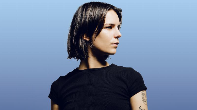 Scène de festival de musique française mix contemporain public